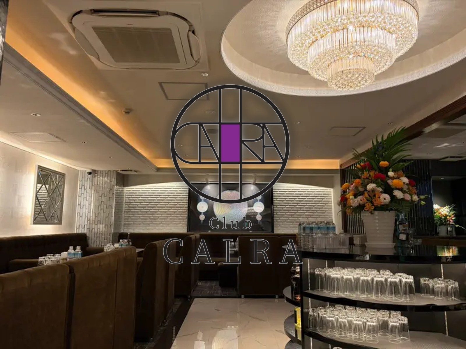 Club CALRA(カルラ)北新地の店内。シャンデリアのあるフロア