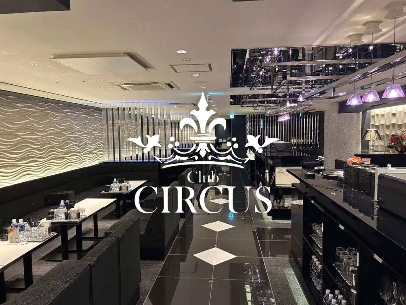 Club CIRCUS(サーカス)ミナミの店内。壁沿いにコの字に回るソファ席