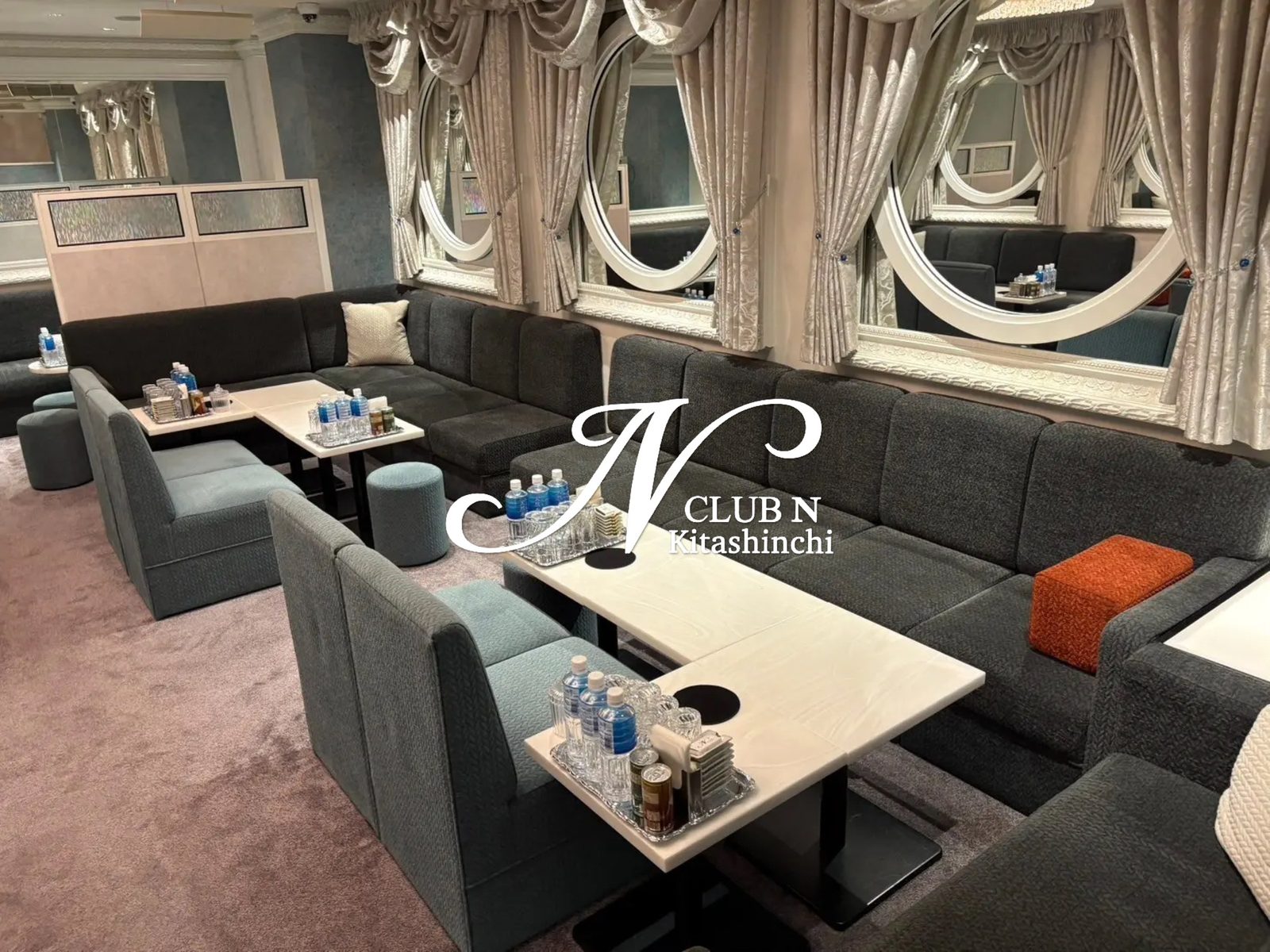 CLUB N(エヌ)北新地の店内。壁沿いに続くソファ席