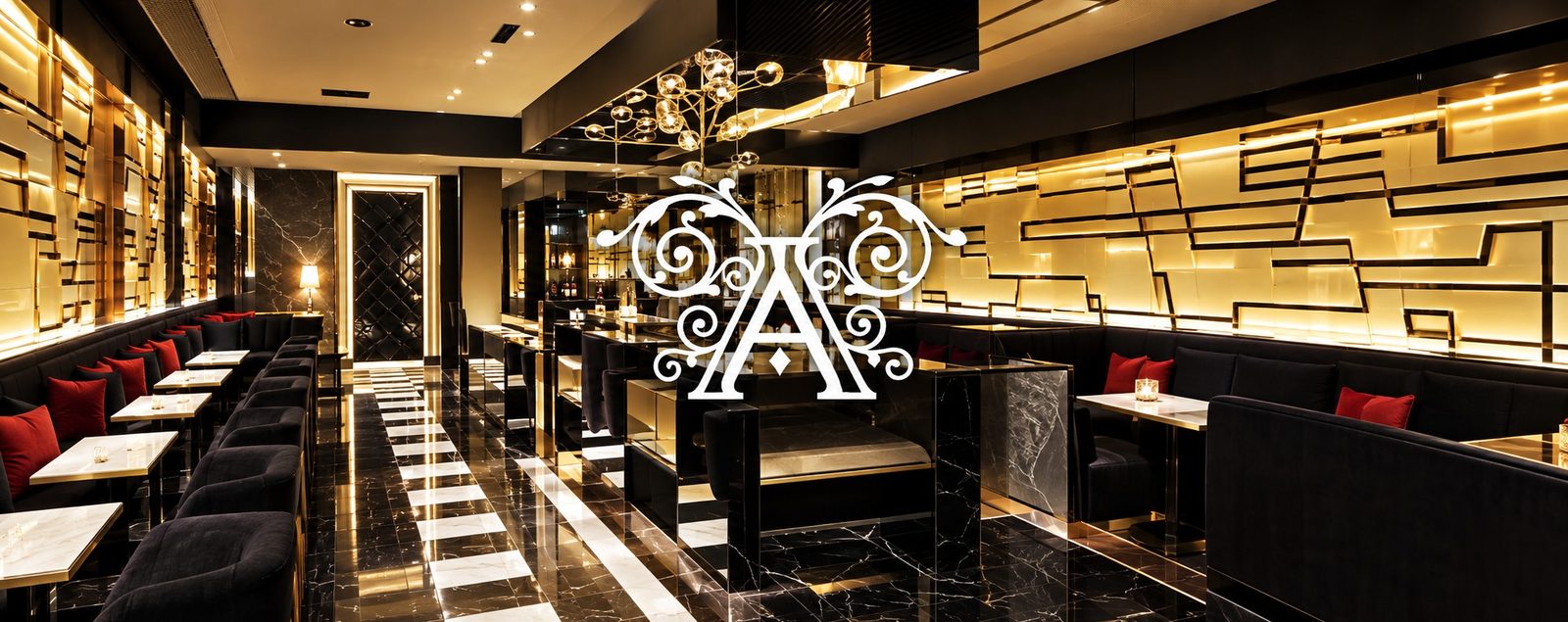 CLUB A（エース）北新地の店内。ボックス席とフロア