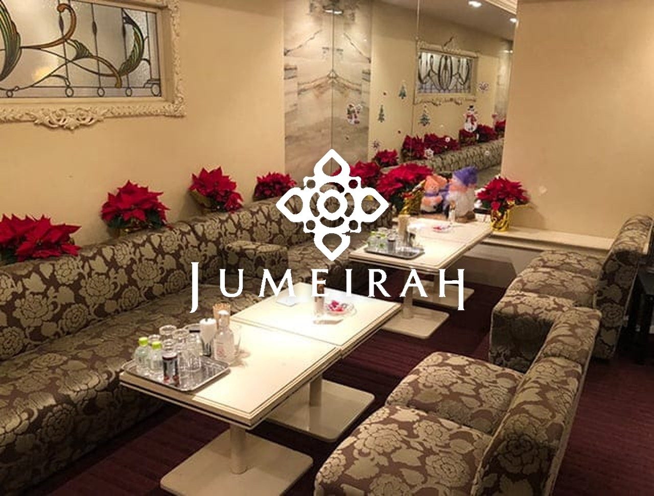 CLUB JUMEIRAH(ジュメイラ)北新地の店内。壁沿いにコの字に回るソファ席(撮影時は季節の装飾が入っています)
