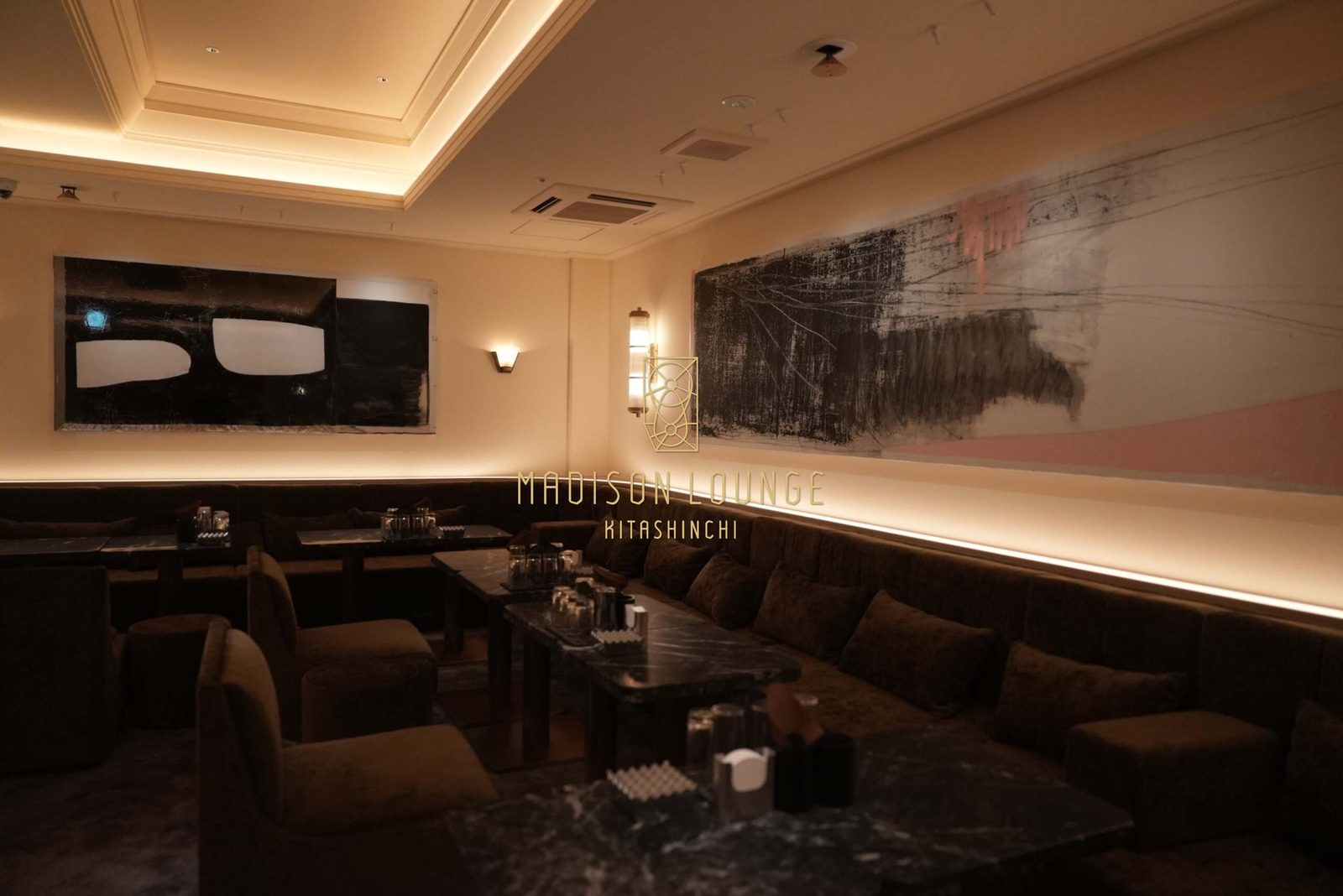 MADISON LOUNGE(マディソンラウンジ)北新地の店内。壁沿いに続くソファ席