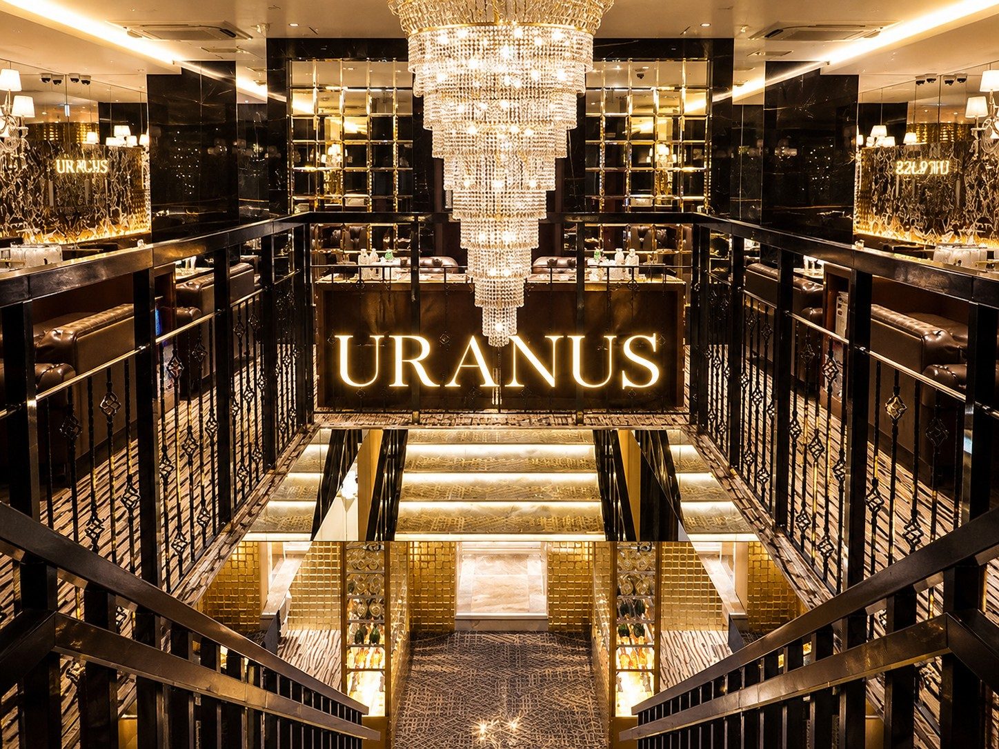 URANUS(ウラノス)北新地の店内。中央の階段とボックス席