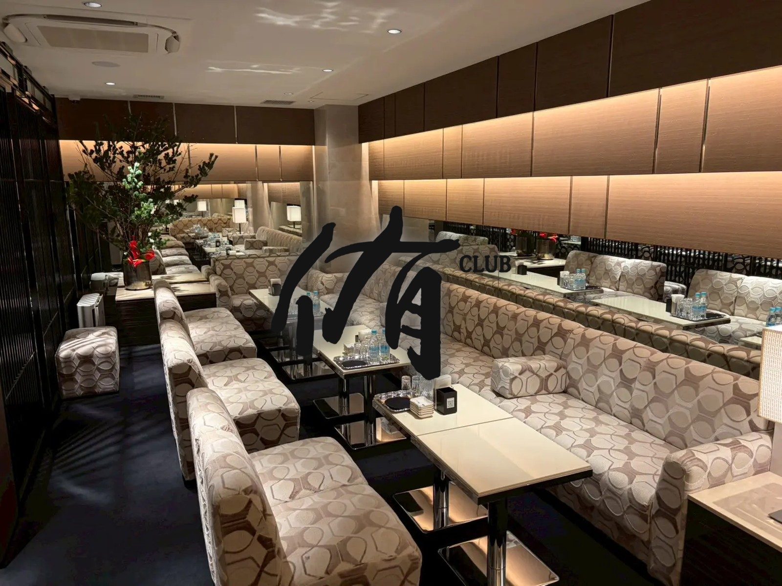 CLUB侑(ゆう)北新地の店内。壁沿いに続くソファ席